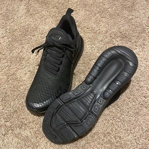 Nike 270 Size 9 in Mens.